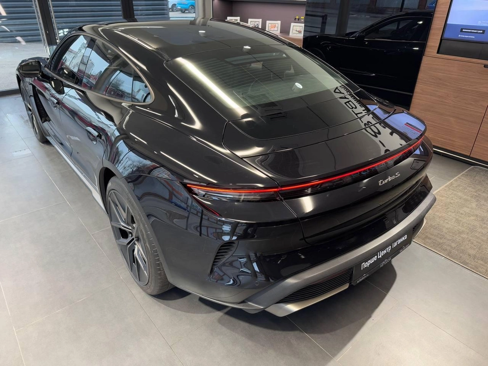 Porsche Taycan Turbo S Electro AT 4WD (700 кВт)