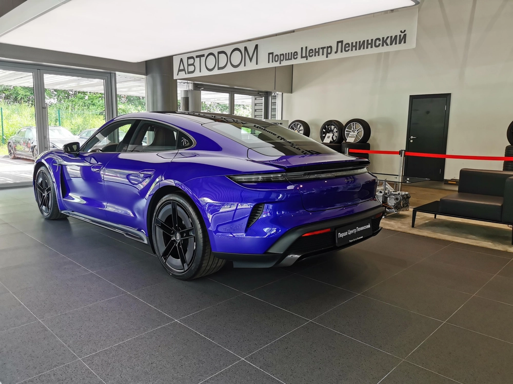 Porsche Taycan Turbo Electro AT 4WD (650 кВт)